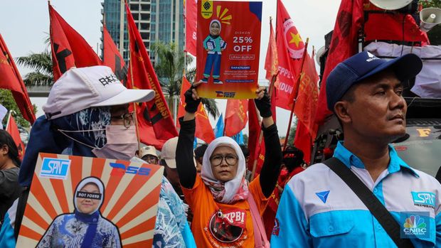 Ratusan buruh dari berbagai organisasi menggelar aksi unjuk rasa di depan gedung Kementerian Ketenagakerjaan (Kemnaker) RI, Jakarta, Selasa (23/5/2023). (CNBC Indonesia/Faisal Rahman)