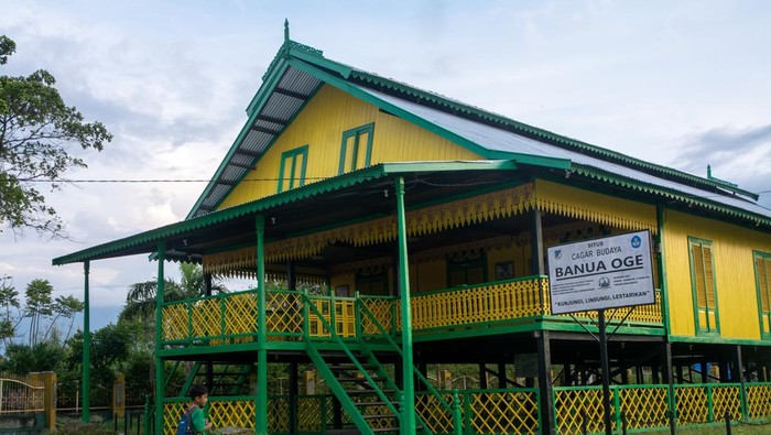 Pengunjung berdiri di depan situs Cagar Budaya Banua Oge yang telah direvitalisasi di Palu, Sulawesi Tengah, Selasa (23/5/2023). Banua Oge atau Souraja atau tempat tinggal raja yang dibangun pada awal abad ke-19 itu direvitalisasi pemerintah melalui Kemendikbud dengan tetap menjaga arsitektur aslinya dan menjadi pusat pendidikan sejarah dan budaya sekaligus destinasi wisata. ANTARA FOTO/Basri Marzuki/tom.