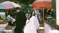 Sambil melintas di tengah keramaian penjual buah, Julian dan Mirriam tampak serasi di foto ini. Foto: Instagram @julianjcs