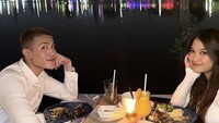 Kalau ini pose keduanya saat masih berpacaran, dan menikmati makan malam romantis di tepi danau dengan hidangan Western. Foto: Instagram @julianjcs