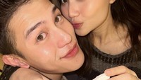 Julian Jacob dan Mirriam Eka merupakan pasangan muda, yang keduanya merupakan penyanyi dan selebgram. Meski baru lima bulan menikah, mereka sudah mengumumkan kelahiran anak pertama mereka. Foto: Instagram @julianjcs