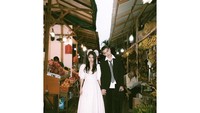  Punya konsep foto pre-wedding yang unik, Julian dan Mirriam pilih menyusuri pasar buah tradisional yang estetika. Foto: Instagram @julianjcs