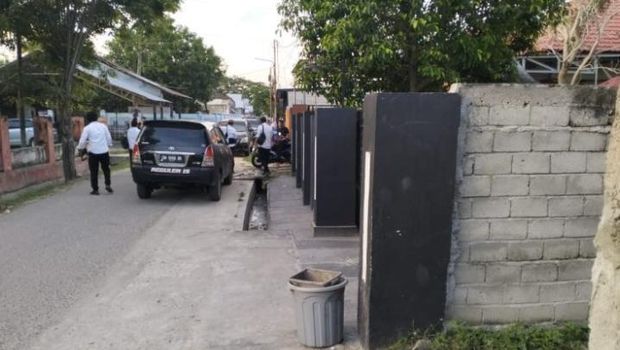 Rumah Pribadi Politisi Gorontalo Risman Taha digeledah Ditrenarkoba Polda Gorontalo.