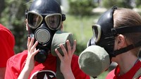 Anggota Russias Youth Army mengenakan masker gas saat mengikuti program pendidikan ekstrakurikuler militer.