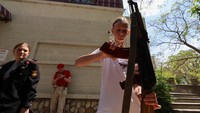 Anggota gerakan patriotik militer Tentara Pemuda Rusia (Russias Youth Army) mengikuti pelajaran demonstrasi militer di Sevastopol, Crimea, Jumat (19/5/2023).