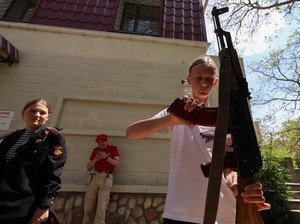 Ngerinya Rusia Sampai Anak Sekolah Dilatih Persiapan Perang