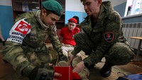Selain latihan fisik dan pelatihan dasar militer, para pelajar juga diajarkan tentang perawatan kesehatan.  