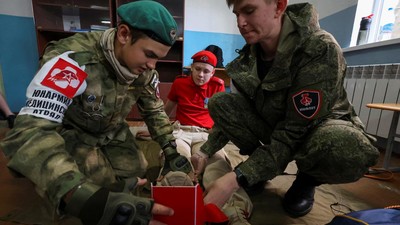 Rusia Beri Latihan Militer ke Sekolah di Crimea