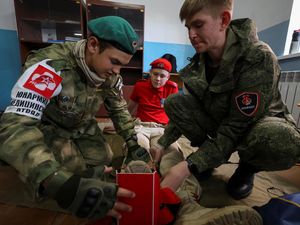 Rusia Beri Latihan Militer ke Sekolah di Crimea