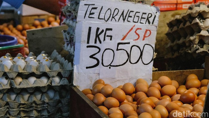 Sabar Buibu, Harga Telur Ayam Masih di Atas Rp 30 Ribu Per Kilo Harga telur ayam negeri masih terpantau tinggi di Jakarta. Hari ini, harga telur mencapai Rp 30.500 per kilogram.
