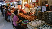 Warga bertransaksi telur di Pasar Senen, Jakarta Pusat, Selasa (23/5/2023). Harga telur ayam negeri saat ini Rp 30.500/kg.