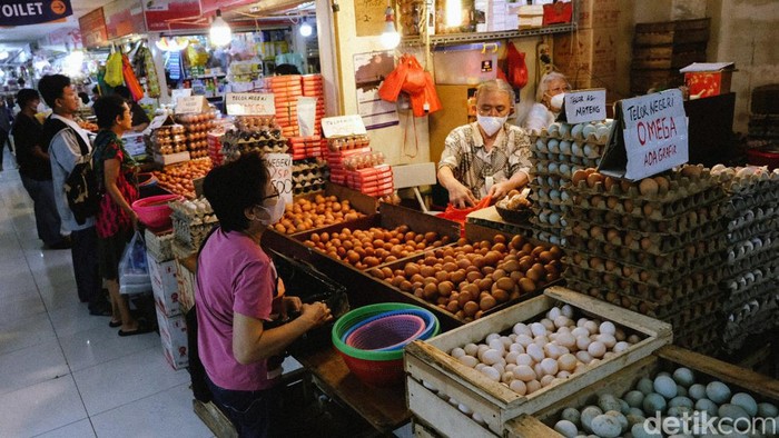 Harga telur ayam negeri masih terpantau tinggi di Jakarta. Hari ini, harga telur mencapai Rp 30.500 per kilogram.