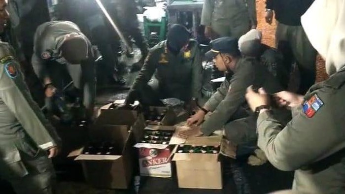 Satpol PP Kota Bogor merazia toko kelontong penjual miras di Tanahsareal.