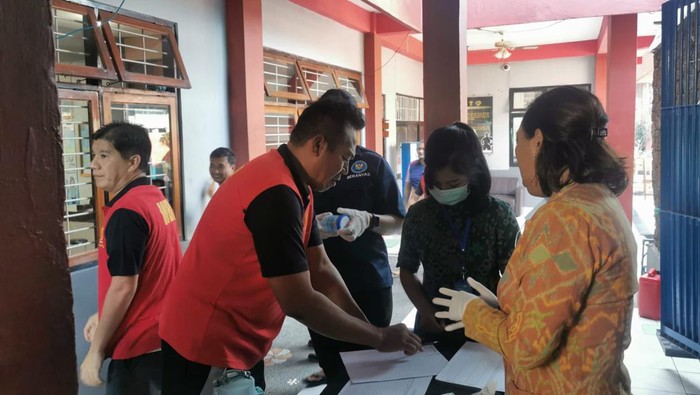 Sebanyak 31 orang WBP dan 46 Petugas Lapas menjalani tes urine, Selasa (23/5/2023). (Made Wijaya Kusuma)
