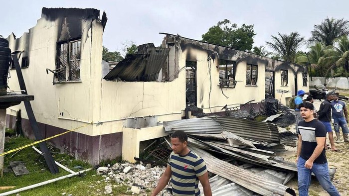 Sisa-sisa Kebakaran Asrama Sekolah di Guyana yang Tewaskan 20 Jiwa In this photo provided by Guyana's Department of Public Information, the dormitory of a secondary school is burned in Mahdia, Guyana, Monday, May 22, 2023. A nighttime fire raced through the dormitory early Monday, killing at least 19 students and injuring several others, authorities said. (Guyana's Department of Public Information via AP Photo)