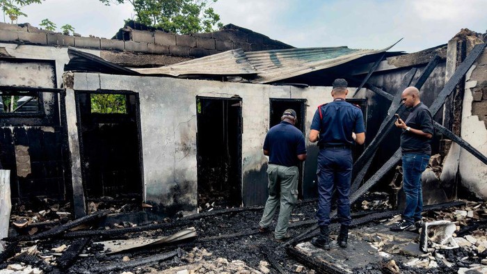 Sisa-sisa Kebakaran Asrama Sekolah di Guyana yang Tewaskan 20 Jiwa View of the school dormitory that caught fire and left at least 19 people dead in Mahdia, Guyana on May 22, 2023. At least 19 people, most of them youths, were killed and several injured Sunday in a school dormitory fire in Guyana, the government said in a statement, with the nation's president calling it a