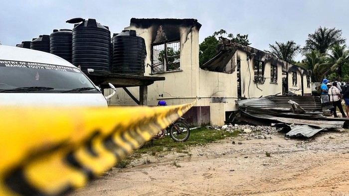 Sisa-sisa Kebakaran Asrama Sekolah di Guyana yang Tewaskan 20 Jiwa View of the school dormitory that caught fire and left at least 19 people dead in Mahdia, Guyana on May 22, 2023. At least 19 people, most of them youths, were killed and several injured Sunday in a school dormitory fire in Guyana, the government said in a statement, with the nation's president calling it a