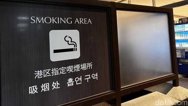 smoking area jepang Salah satu area khusus merokok di sudut perkantoran area Takeshiba. Nggak sembarangan bisa merokok di Tokyo, tak heran warganya jarang merokok.