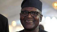 Aliko Dangote tersenyum saat upacara pembukaan kilang minyak terbesar Afrika di Lagos, Nigeria, Senin (22/5/2023).  