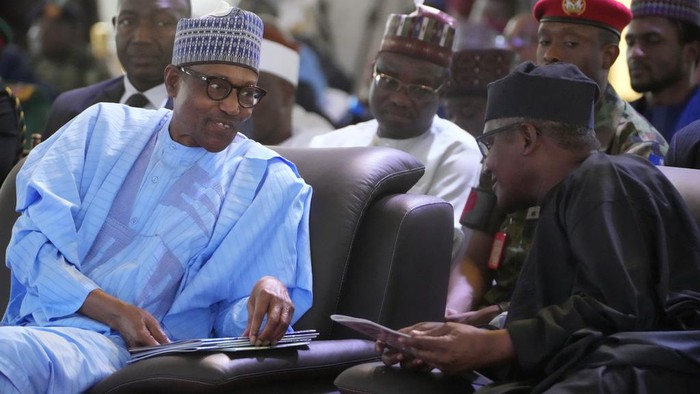 Aliko Dangote, pengusaha terkaya di Afrika telah membangun kilang minyak terbesar di dunia. Ini dia sosok konglomerat asal Nigeria tersebut. Peresmian itu juga dihadiri oleh Presiden Nigeria Muhammadu Buhari.