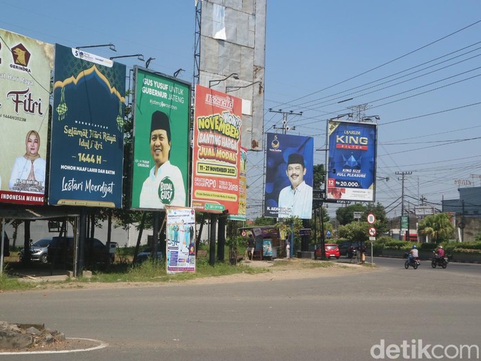 Spanduk politikus mulai marak di jalanan Kudus, Selasa (23/5/2023).
