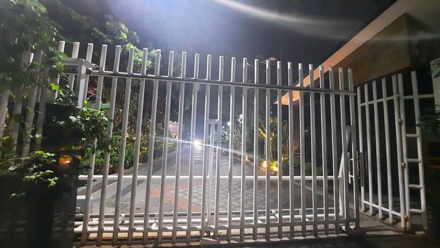 Kantor Kementerian Sosial (Kemensos) di Salemba, Jakarta Pusat, digeledah KPK. Penggeledahan dilakukan terkait kasus dugaan korupsi bantuan sosial (bansos) beras di Kementerian Sosial.
