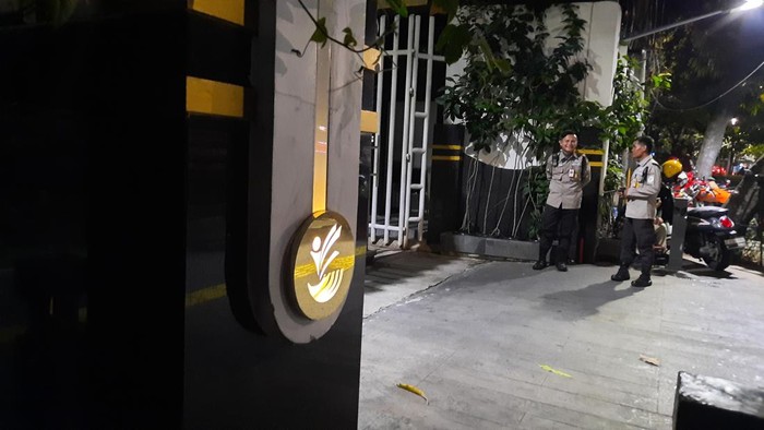 Kantor Kementerian Sosial (Kemensos) di Salemba, Jakarta Pusat, digeledah KPK. Penggeledahan dilakukan terkait kasus dugaan korupsi bantuan sosial (bansos) beras di Kementerian Sosial.