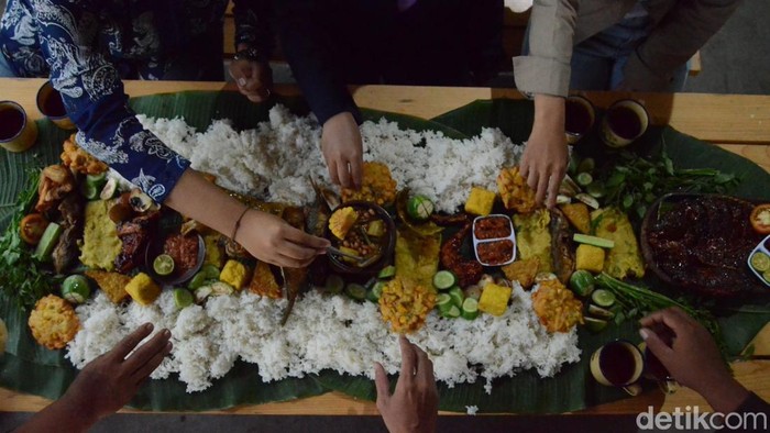 Suasana makan bareng rombongan di Garut