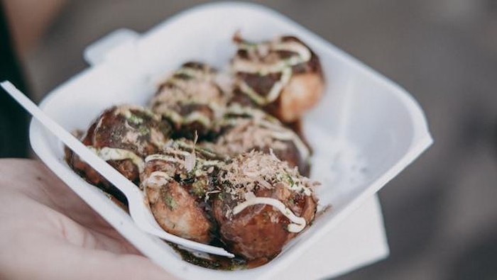 Jualan takoyaki.