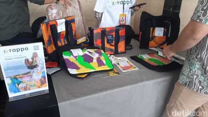 Tas dari limbah kresek hasil karya emak-emak Makassar.