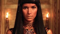 Aktris lainnya di The Mummy yakni Patricia Velasquez pun memiliki bentuk alis yang berbeda karena mempresentasikan era Mesir kuno. Dok. Universal Pictures