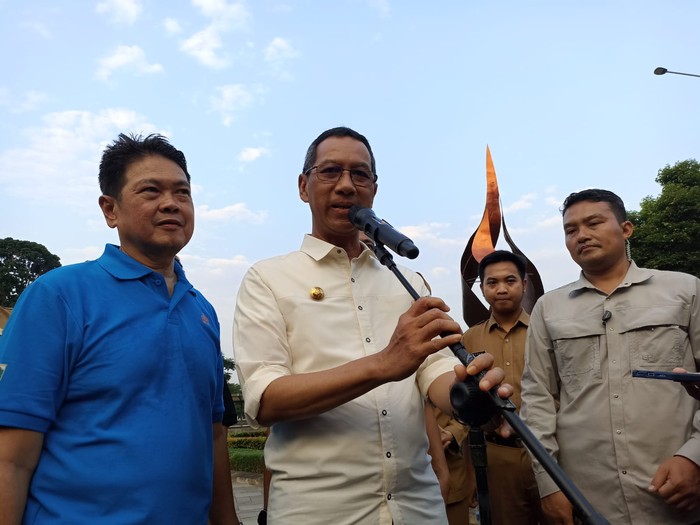 Penjabat (Pj) Gubernur DKI Jakarta Heru Budi Hartono meninjau Pusat Pelatihan Olahraga Pelajar (PPOP) Ragunan atau dulu dikenal sebagai GOR Ragunan. Heru meninjau persiapan para atlet muda menghadapi Pekan Olahraga Pelajar Nasional pada 26 Agustus-4 September 2023 mendatang.