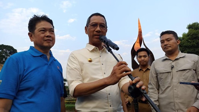 Penjabat (Pj) Gubernur DKI Jakarta Heru Budi Hartono meninjau Pusat Pelatihan Olahraga Pelajar (PPOP) Ragunan atau dulu dikenal sebagai GOR Ragunan. Heru meninjau persiapan para atlet muda menghadapi Pekan Olahraga Pelajar Nasional pada 26 Agustus-4 September 2023 mendatang.