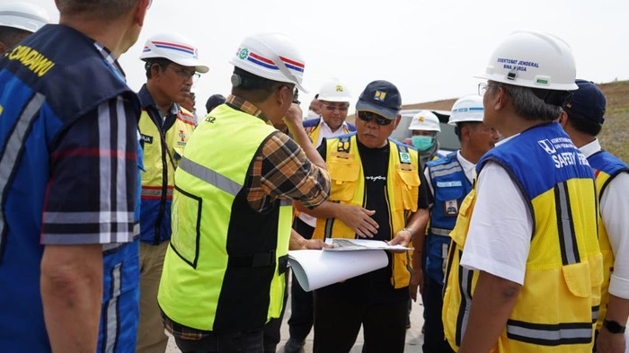 Tol Cisumdawu Dilapisi Ini Kurangi Risiko Longsor Menteri PUPR Basuki Hadimuljono meminta konstruksi Tol Cisumdawu Seksi 4-6 rampung awal Juni 2023, sehingga dapat beroperasi seluruhnya 62 km.