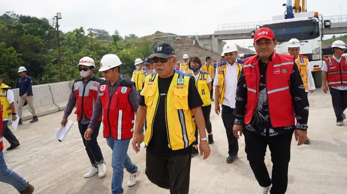 Tol Cisumdawu Dilapisi Ini Kurangi Risiko Longsor Menteri PUPR Basuki Hadimuljono meminta konstruksi Tol Cisumdawu Seksi 4-6 rampung awal Juni 2023, sehingga dapat beroperasi seluruhnya 62 km.