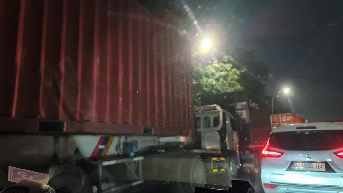Truk parkir di pinggir jalan bikin jalanan macet di Cakung Timur