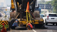 Truk yang mengalami gangguan tersebut berada di bahu jalan tol. 