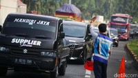 Petugas PT Jasa Marga tampak mengatur lalu-lintas. 