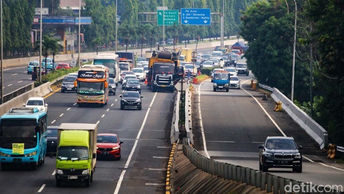 Truk Patah Baut Roda, Tol JORR Pondok Ranji-Pondok Pinang Macet Truk trailer mengalami patah baut roda di Km 19 Tol JORR, tepatnya di Pondok Pinang, Jaksel. Akibatnya, lalin dari ruas Pondok Ranji mengalami kemacetan.