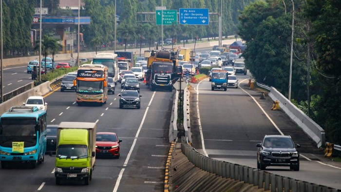 Truk Patah Baut Roda, Tol JORR Pondok Ranji-Pondok Pinang Padat