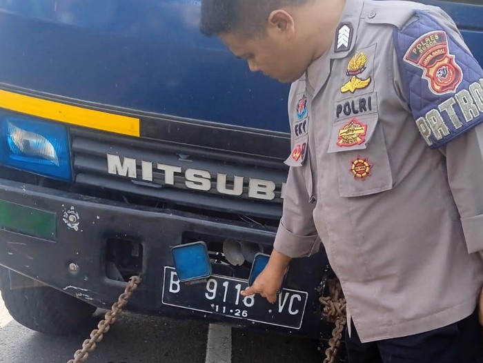 Truk tronton pengangkut besi terperosok di tanjakan Selarong Jl Raya Puncak, Megamendung, Bogor, Jawa Barat (Jabar). Tak ada korban jiwa dalam kejadian itu. (dok Ist)