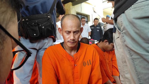 I Wayan Wartana, pelaku pemerkosaan pada adik iparnya yang berusia 14 tahun, dihadirkan saat konferensi pers di Polres Gianyar, Selasa (23/5/2023).