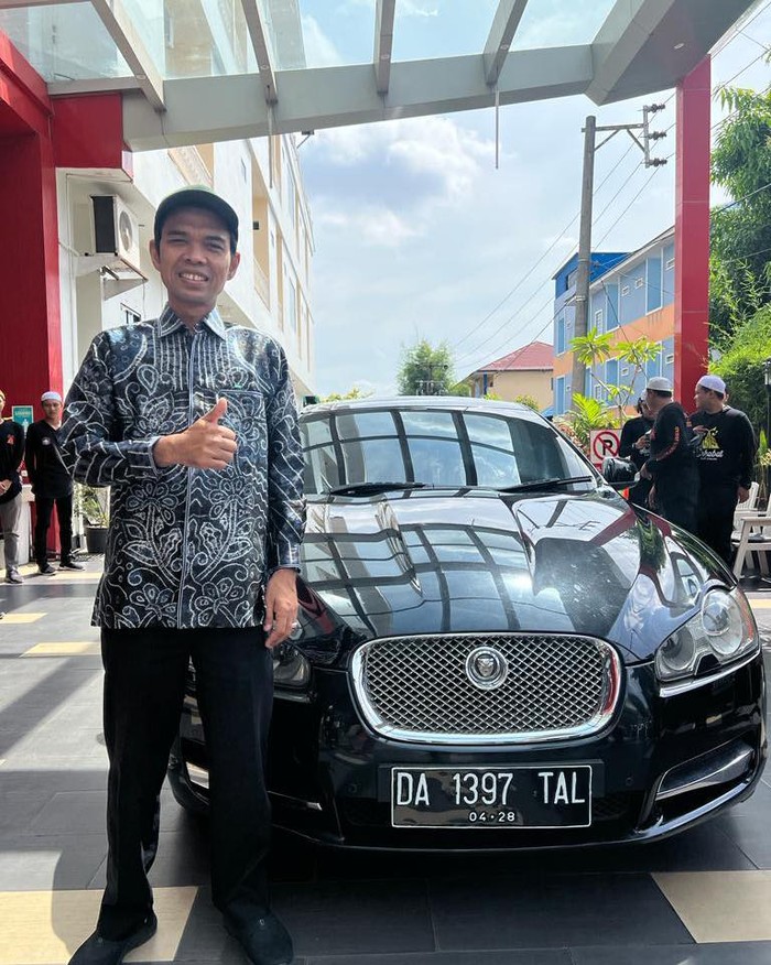 Ustaz Abdul Somad melelang mobilnya.