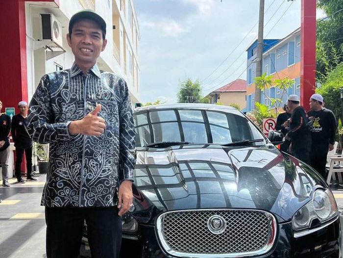 Ustaz Abdul Somad melelang mobilnya.