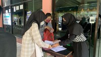 Pengecekan berkas sebelum memasuki ruangan tes. Peserta hanya boleh membawa berkas, bolpoin dan map. Foto: Martha/detikEdu
