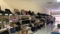Tas milik peserta yang dititipkan di salah satu ruangan yang berjarak dari ruangan tes. Foto: Martha/detikEdu