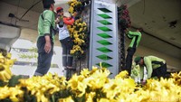 Penggantian rutin ini bagian dari pemeliharaan dan keindahan kota.