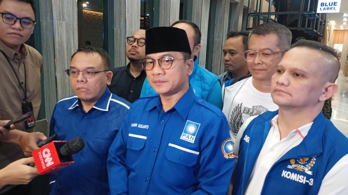 Waketum PAN Yandri Susanto usai rapat internal di kantor DPP PAN, Jakarta Selatan, Selasa (23/5/2023).