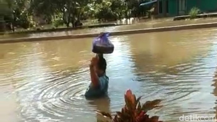 Warga Desa Wara, Kabupaten Luwu Utara, Sulawesi Selatan (Sulsel) menderita akibat banjir yang melanda selama 6 bulan lantaran jebol tanggul Sungai Rongkong.