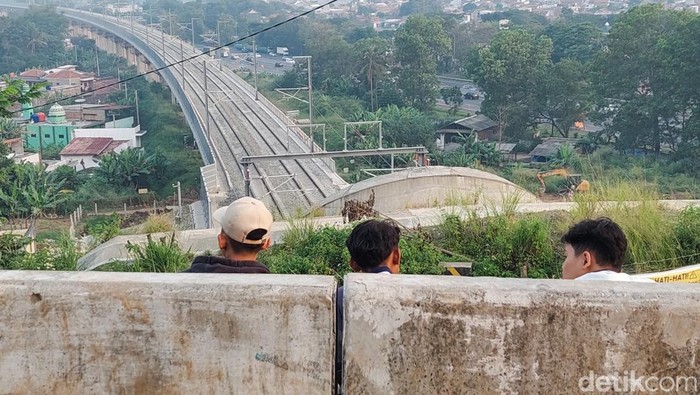 Warga nongkrong di dekat terowongan kereta cepat Jakarta-Bandung